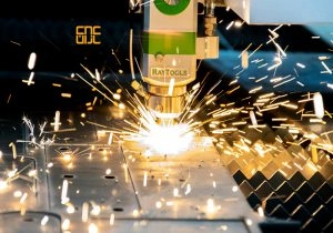 مقایسه لیزر YAG و لیزر فایبر