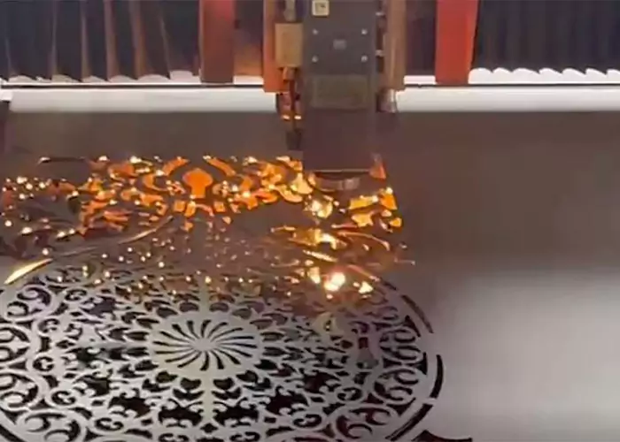 برش لیزری با برش مکانیکی