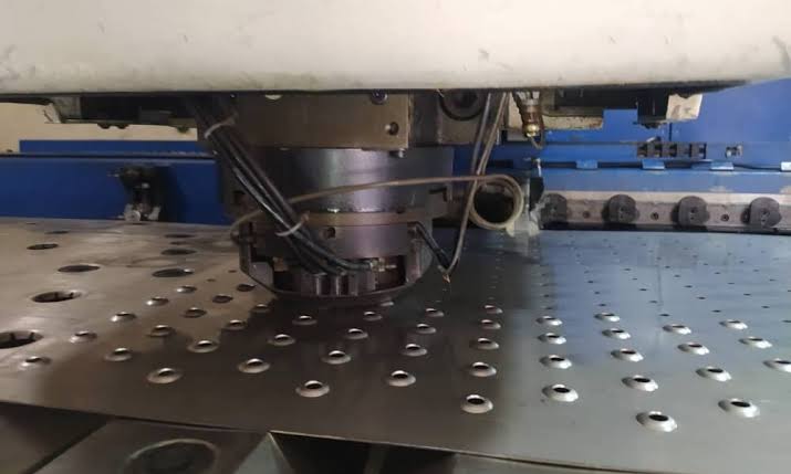 برش لیزر یا پانچ CNC